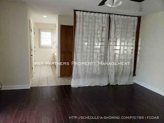 Building Photo - 8620 W 117th - SPACIOUS and Updated!