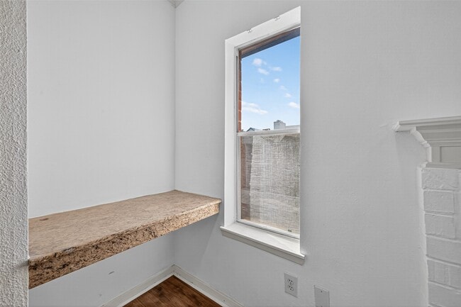 Building Photo - 4041 Drake St