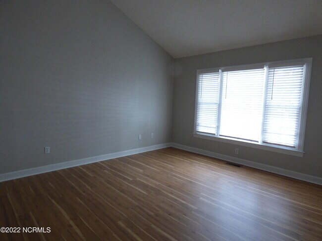 Building Photo - 245 Knoll Rd