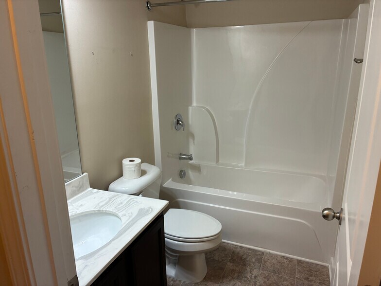 Building Photo - Room in Townhome on Chatham Ridge Dr