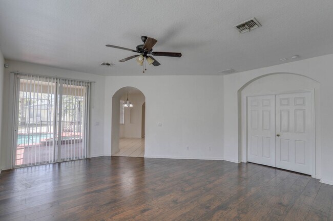 Building Photo - 4977 Pall Mall St W