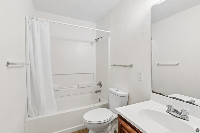 Building Photo - Beautiful, Fully Renovated 3 Bed / 1 Bath Apartment!