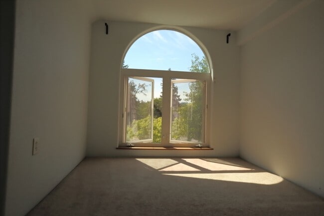Building Photo - Spacious upper 3-bedroom unit with 2 full ...