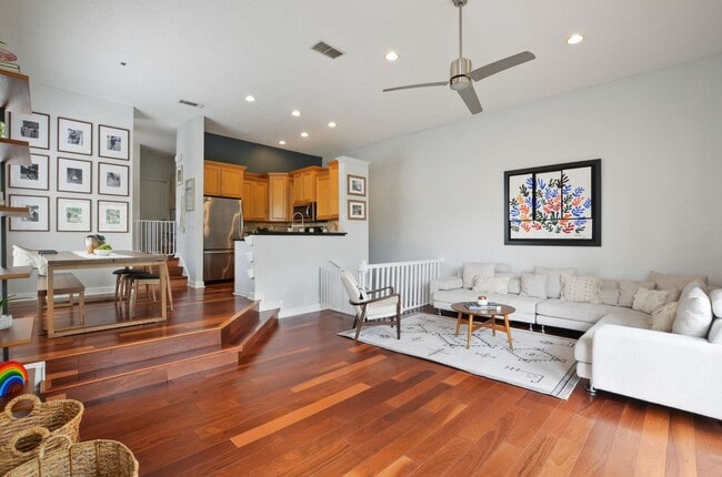 Building Photo - Gorgeous End Unit with pond fountain view -  1 Bed, 1 Bath plus Office/Den Nook on Harbour Island...