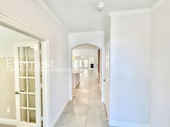 Building Photo - 4 Bed/2 Bath Home with Garage & Fenced Yard / Pet-Friendly / Available Now!