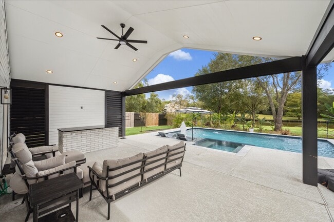 Building Photo - 205 W Bayou Dr