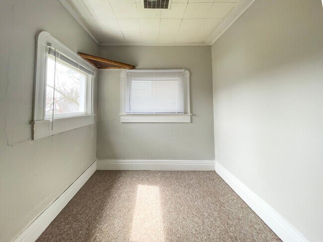 Building Photo - 830 W North St