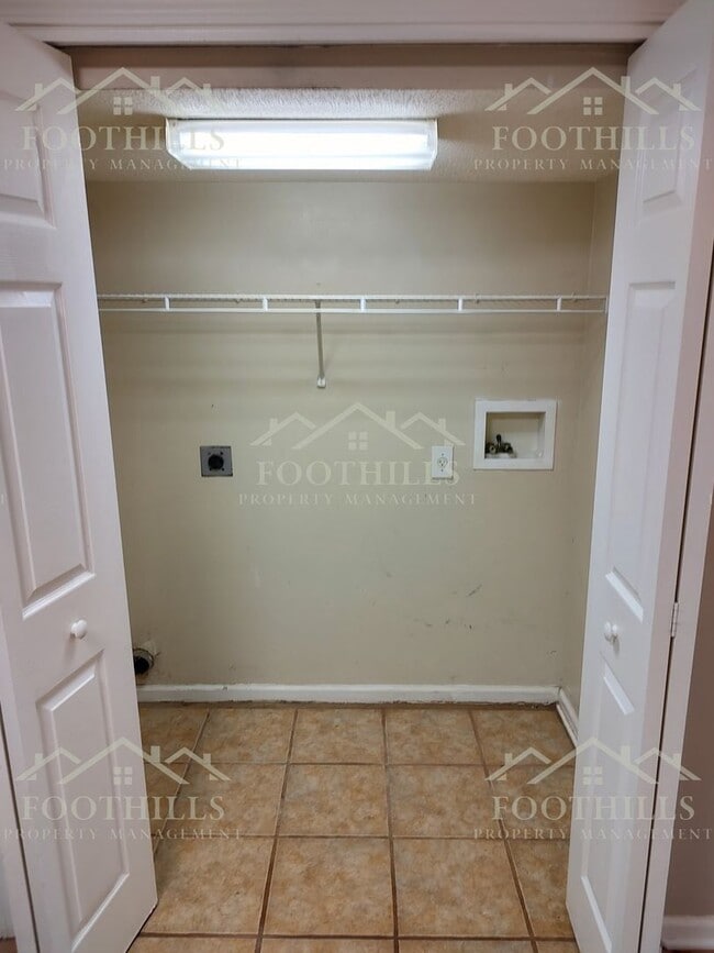 Building Photo - 3-Bedroom Home with Scenic Views in Pendle...