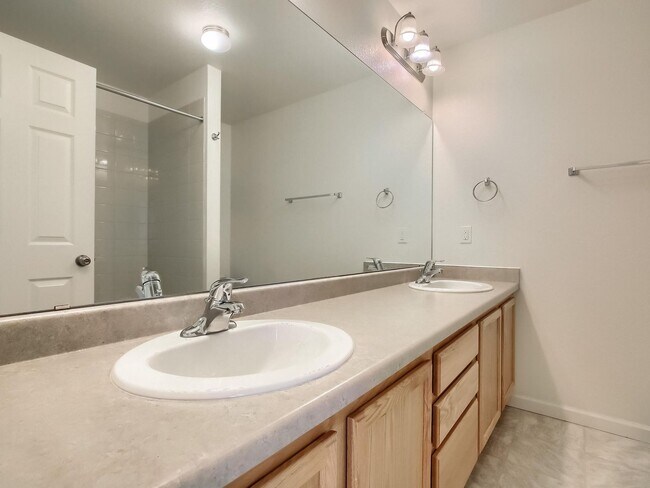 Building Photo - 2 Bedroom Townhome in Denver