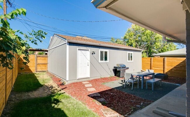 Building Photo - LOHI DUPLEX AVAILABLE IN JUNE