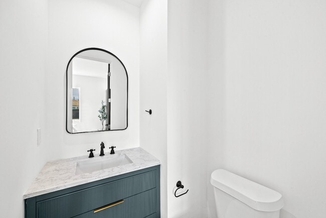 Building Photo - Bright and Spacious Newly Renovated Townhome | 5 Bedroom | 5 Bathroom | Parking Included