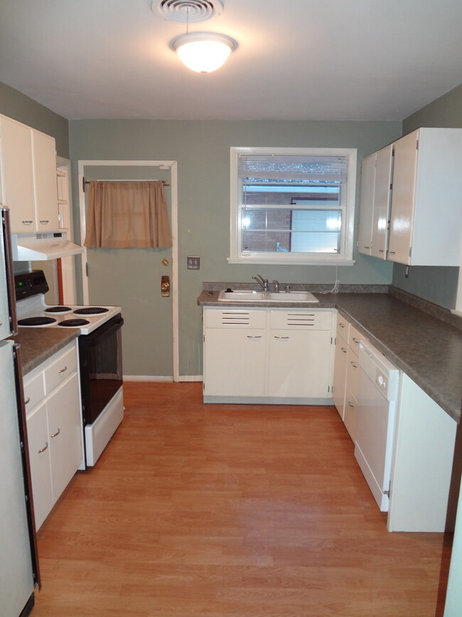 Kitchen - 1026 Midland St