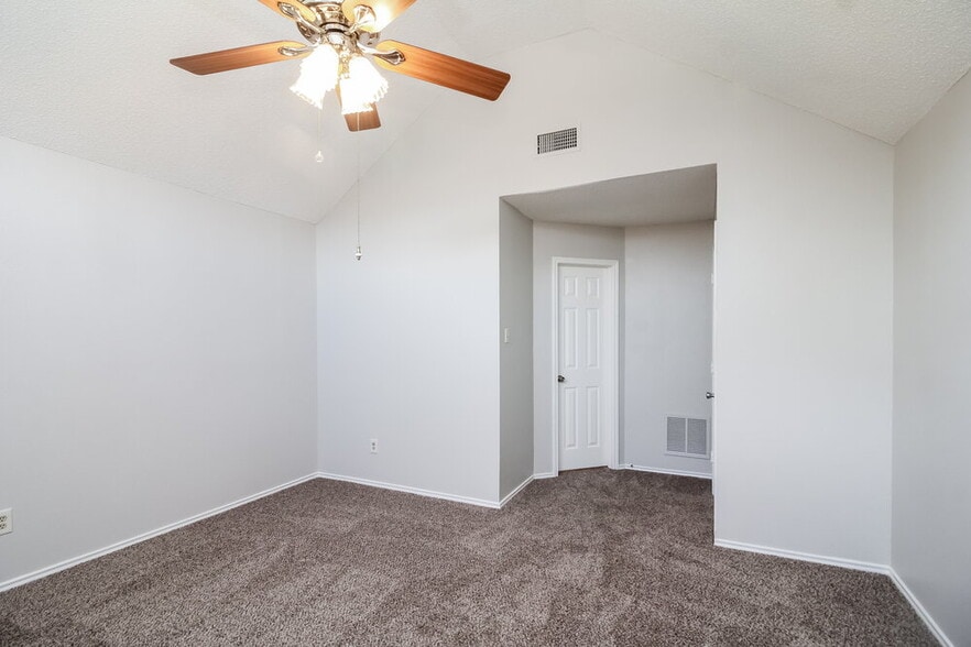 Building Photo - 2326 Weatherby Dr