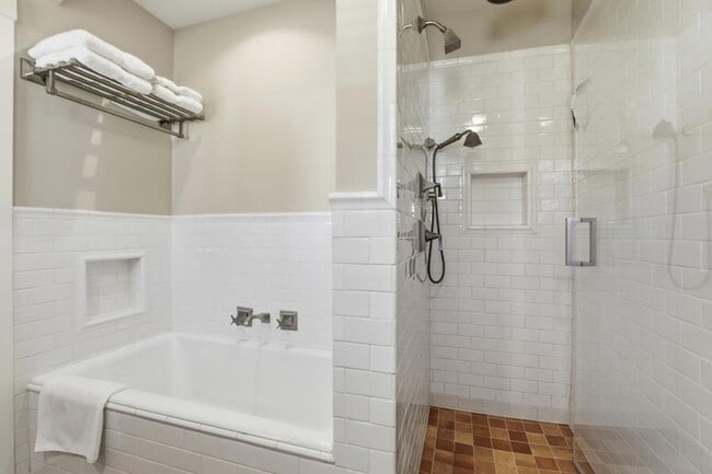 Building Photo - 566 E Crescent Dr