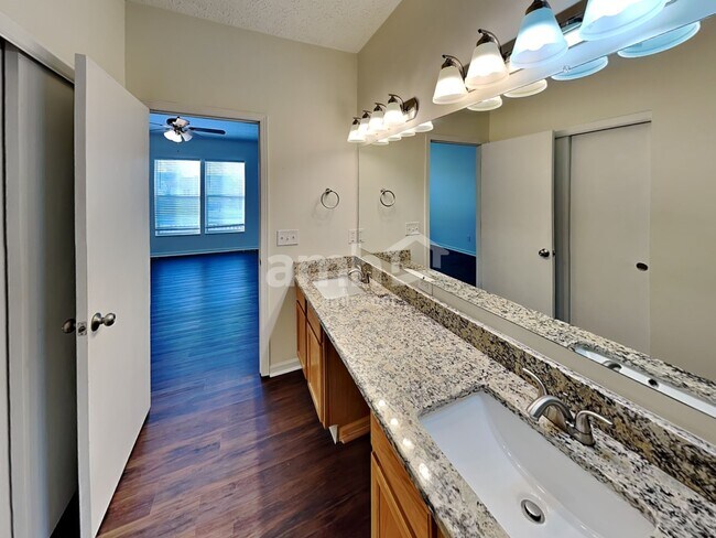 Building Photo - 928 Mahle Dr