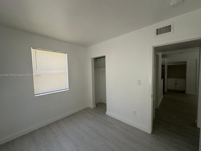Building Photo - 1754 NE 48th Ct