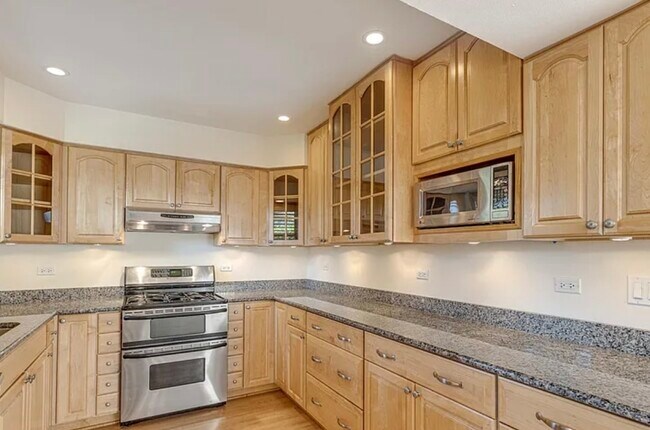 Building Photo - 317 E Valley Ln