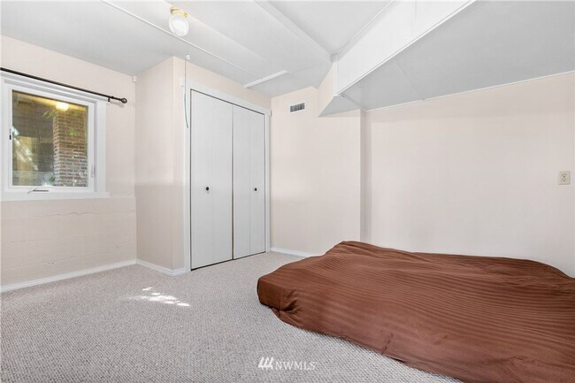 Building Photo - Spacious Montlake Rental with Stunning Vie...