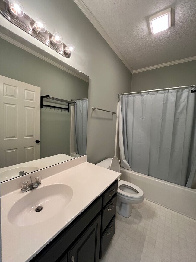 Building Photo - 3BR Home in Heartwood Place with large fen...
