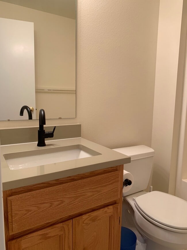 Building Photo - Bright and airy 4 bed!