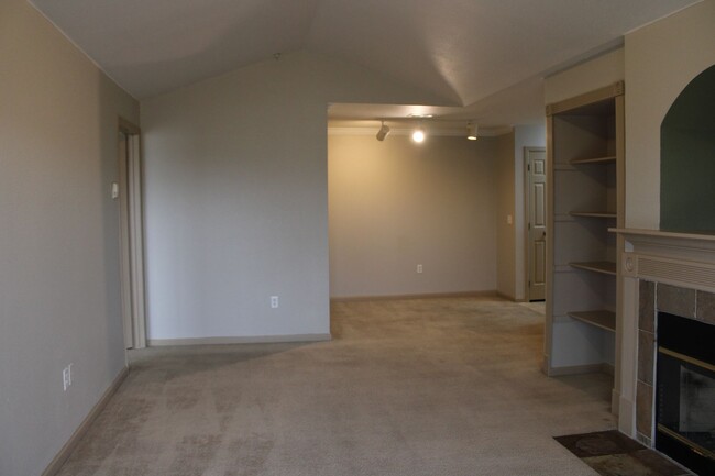 Building Photo - Lovely 2 Bedroom Condo