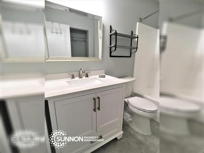 Building Photo - Updated 2 Bed, 2.5 Bath Townhome!