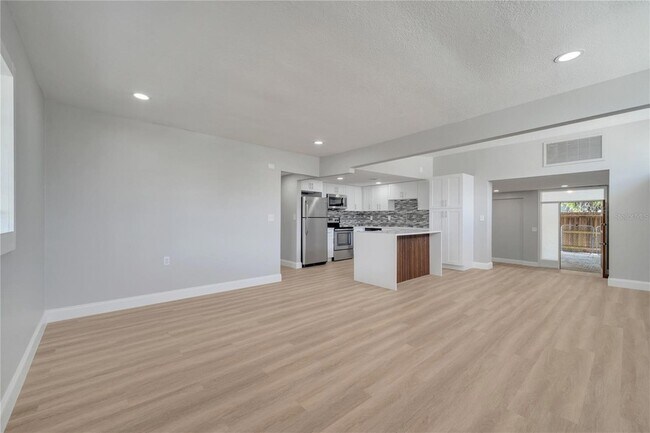 Building Photo - 2303 Bonneville Dr