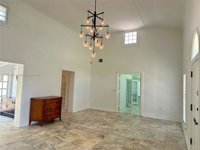 Building Photo - 765 N Greenway Dr