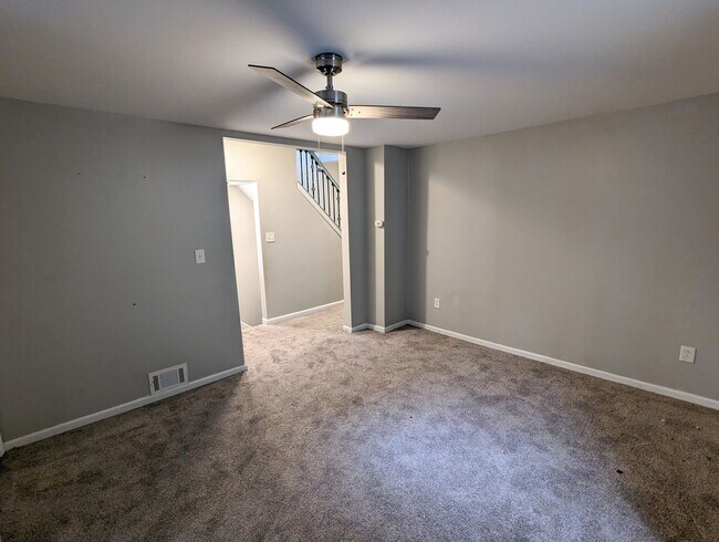 Building Photo - Spacious 3 bedroom 2.5 Bathroom Single Family Home (Mt Washington)