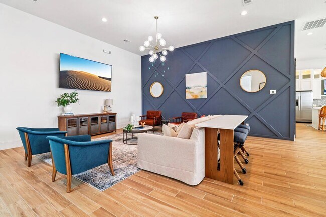 Building Photo - Luxury Living with Up to 8 Weeks Free!