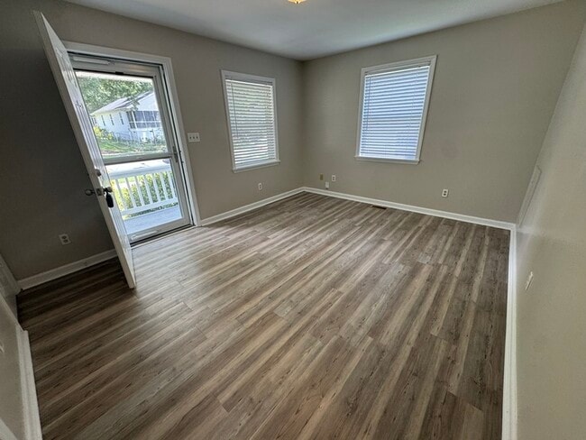 Building Photo - Adorable 3 bed 2 Bath SFH! Big Back yard a...