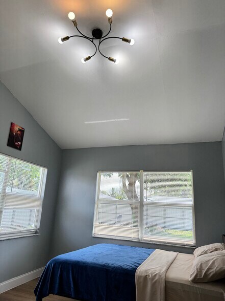 Building Photo - 414 N 60th Way