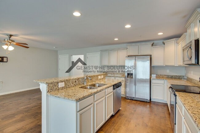 Building Photo - 4018 Commons Dr