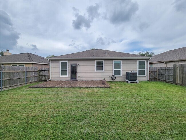 Building Photo - 1610 Pointe Leone