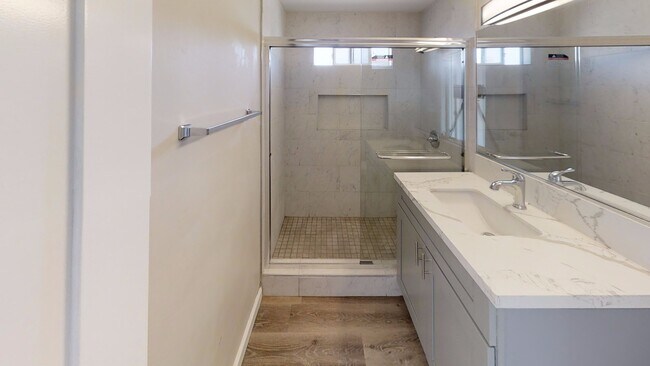 Building Photo - 5BD/2BA with Garage! (Lease out, pending s...
