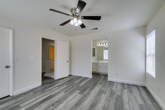 Building Photo - Stunning 4 bedroom, 2.5 bathroom