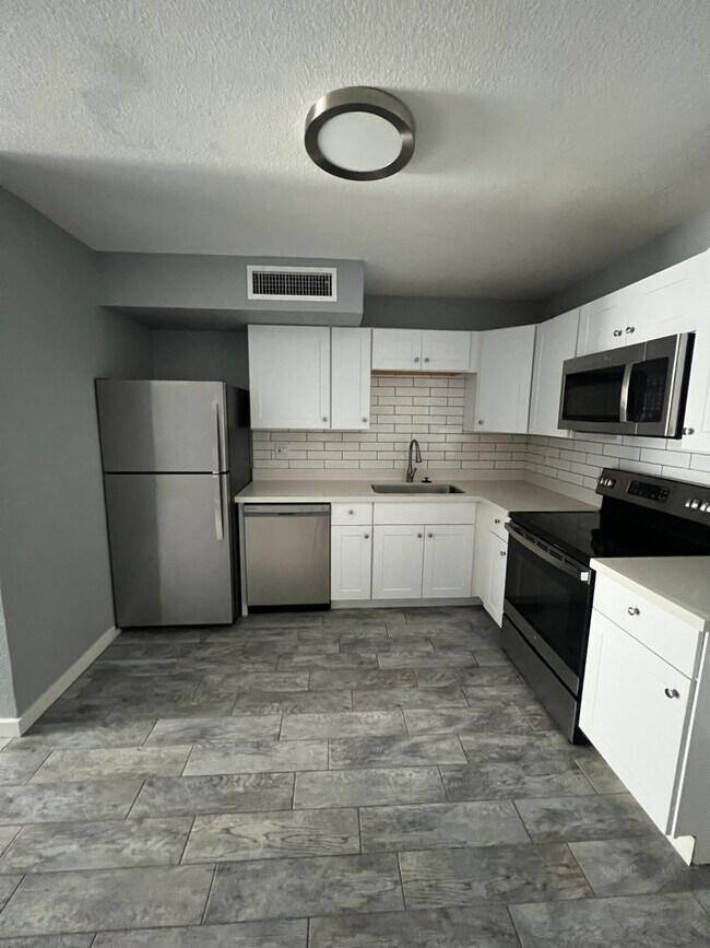 Building Photo - NEWLY REMODELED UNIT IN SURPRISE WITH BACK YARD
