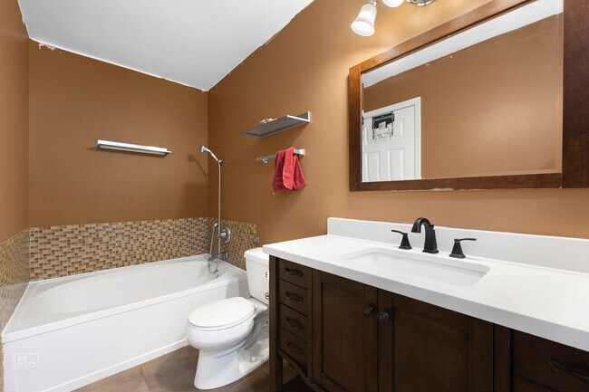 Building Photo - 1233 S Parkside Dr