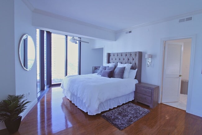 Building Photo - Luxury Living with Breathtaking City Views – Stunning Furnished 3BR/3BA in Bayfront Tower