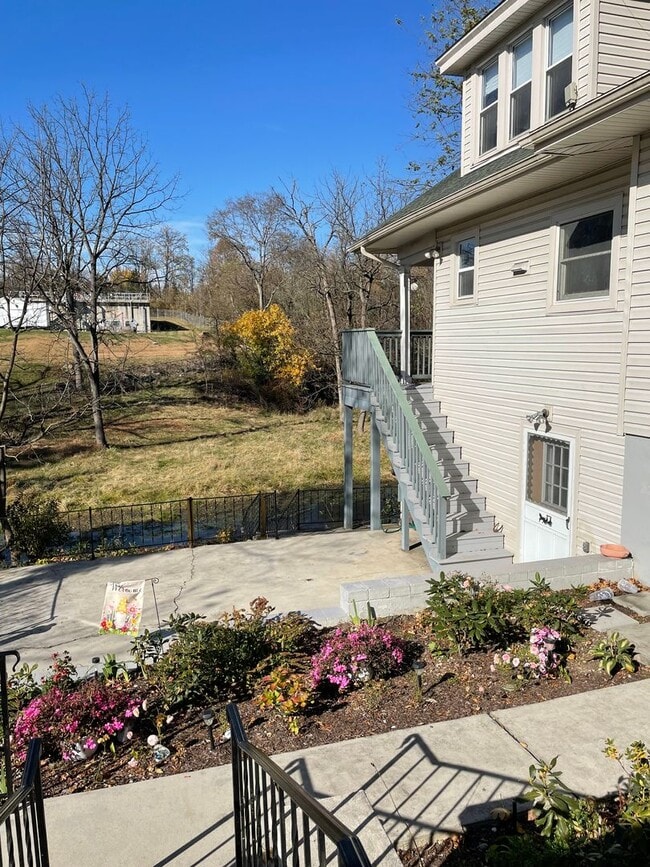 Building Photo - 107 E Main St