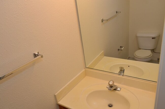 Building Photo - SW - ROOMY 3 BEDROOM 2.5 BATH TOWNHOME - 8...