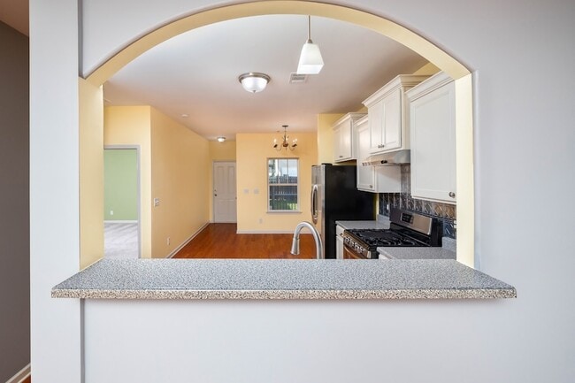 Building Photo - 2437 Duxbury Dr