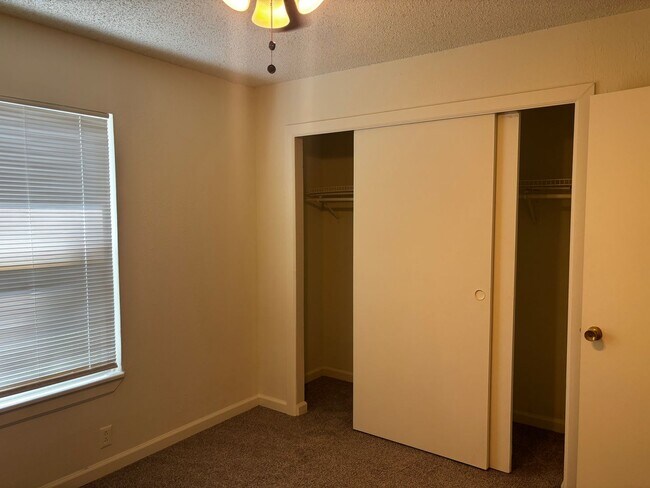 Building Photo - 3 Bedroom 2 Bath