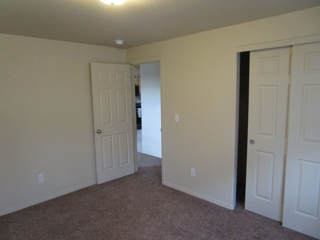Building Photo - Open Feel Home in Ochoco West Subdivision - Electricity Included! Available Soon!