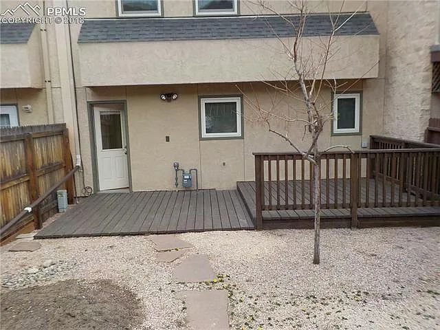 Building Photo - 3 bedroom townhouse