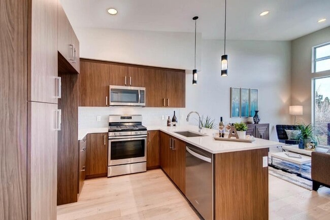 Building Photo - Skyland Townhome just outside of Downtown!...