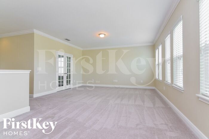 Building Photo - 5948 Village Center Dr