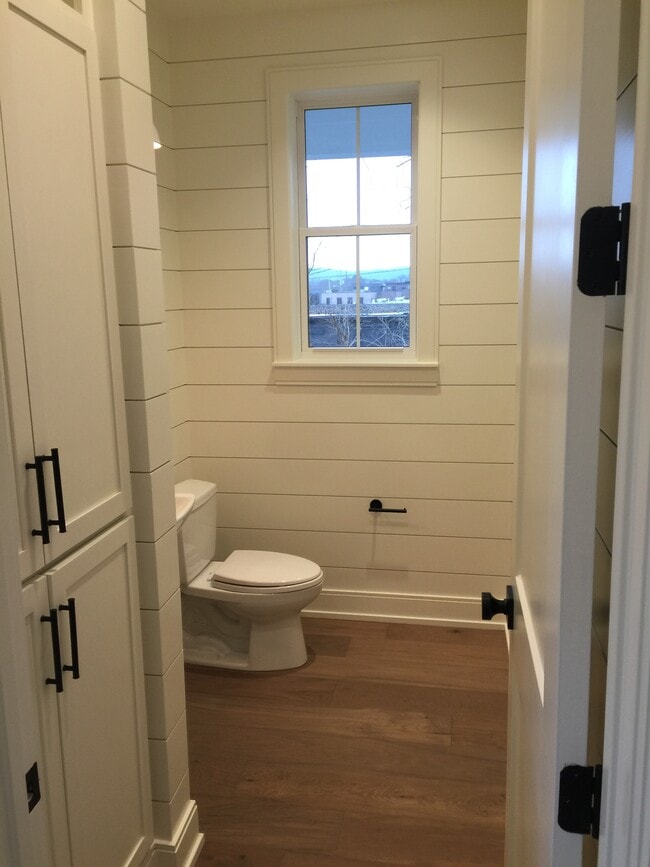 Building Photo - 1207 Sweetbriar Ave