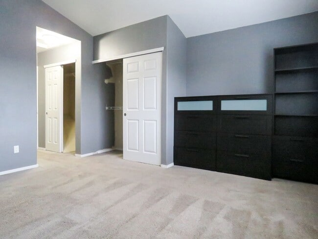 Building Photo - 2 Bedroom Plus Bonus Room - Tigard Townhom...