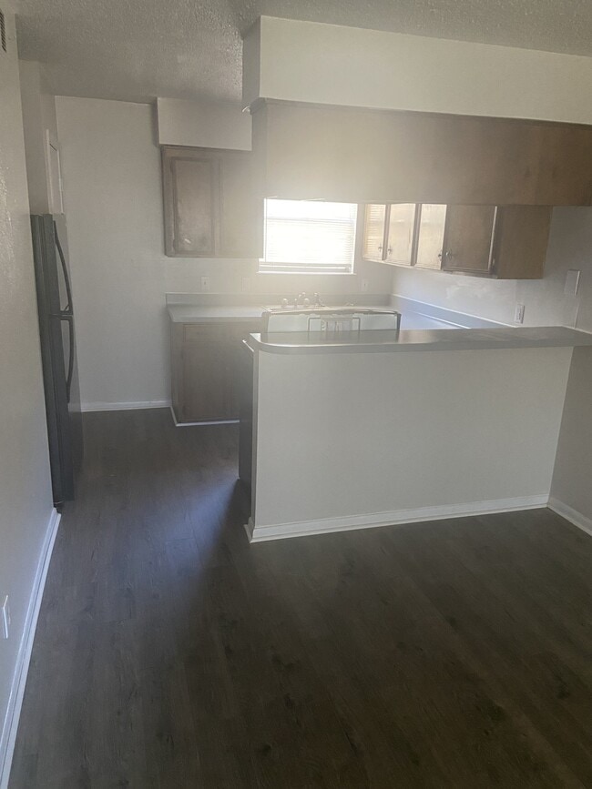 Building Photo - 801 Forest Hollow